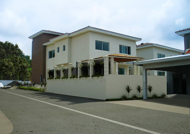 CERCA EXTERIOR PERIMETRAL + TERRAZA TECHADA POSTERIOR